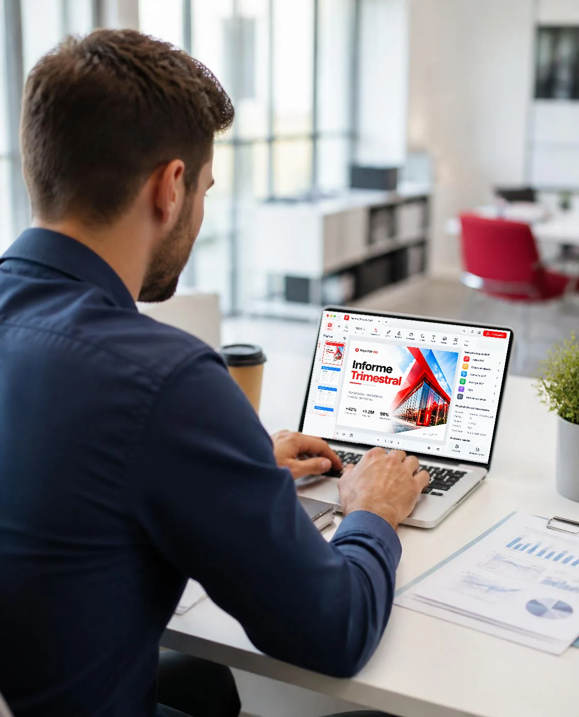 Fachkraft nutzt Rayo PDF GO am Laptop